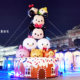 2019的台中聖誕節活動，比起往年似乎辦得更加隆重盛大，除了在舊台中火車站的廣場有聖誕節裝飾外，從火車站出發，往台灣大道的方向，沿路的綠川跟柳川都加入了聖誕節佈置，2019的台中可成為了一個名副其實的耶誕城！重點是…今年的台中耶誕城主題是迪士尼！老少通吃的米奇米妮和迪士尼公主，全都在夜幕低垂時現身，要陪你一起過聖誕囉！