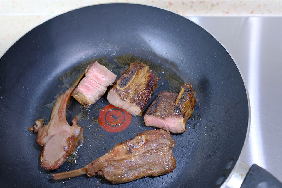 將牛小排與羊小排下鍋乾煎-阿根廷式烤牛肉推薦