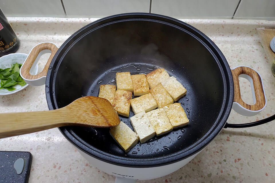 翻面完全不沾鍋，煎出金黃色的超美豆腐啦！